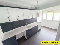 Akçay’da Satılık 2+1 Daire – Giriş Kat, Ayrı Mutfaklı, Yenilenmiş, Kapalı Balkonlu